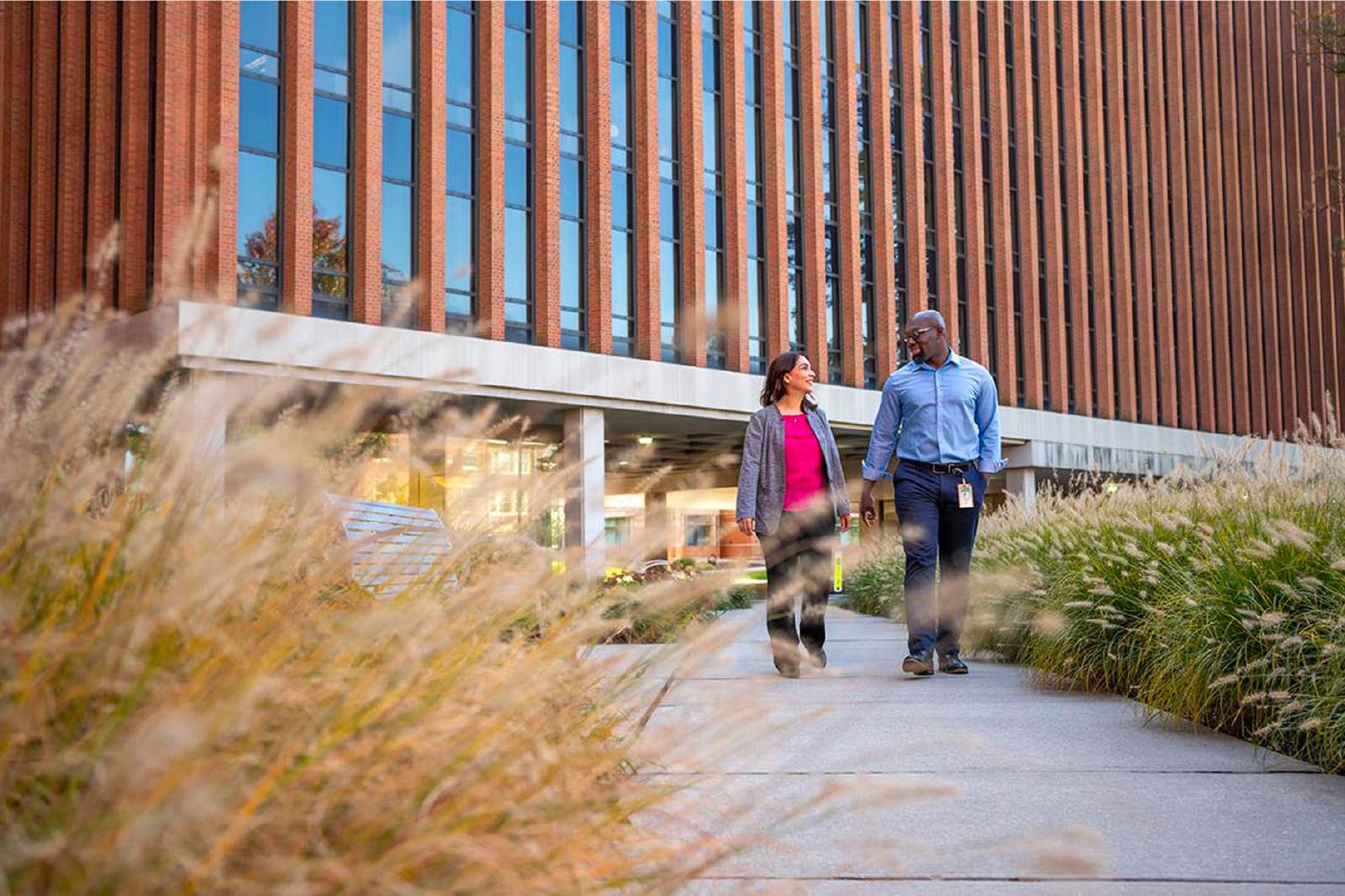 Pareja saliendo del hospital