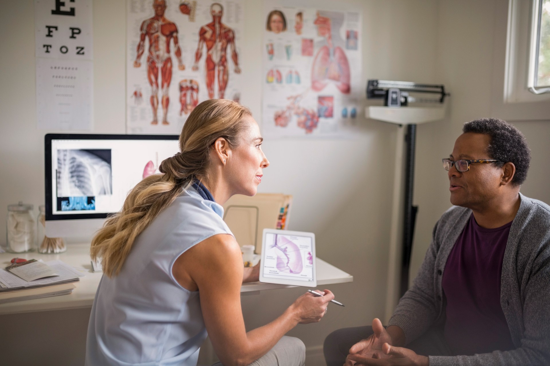 Doctora en consulta médica