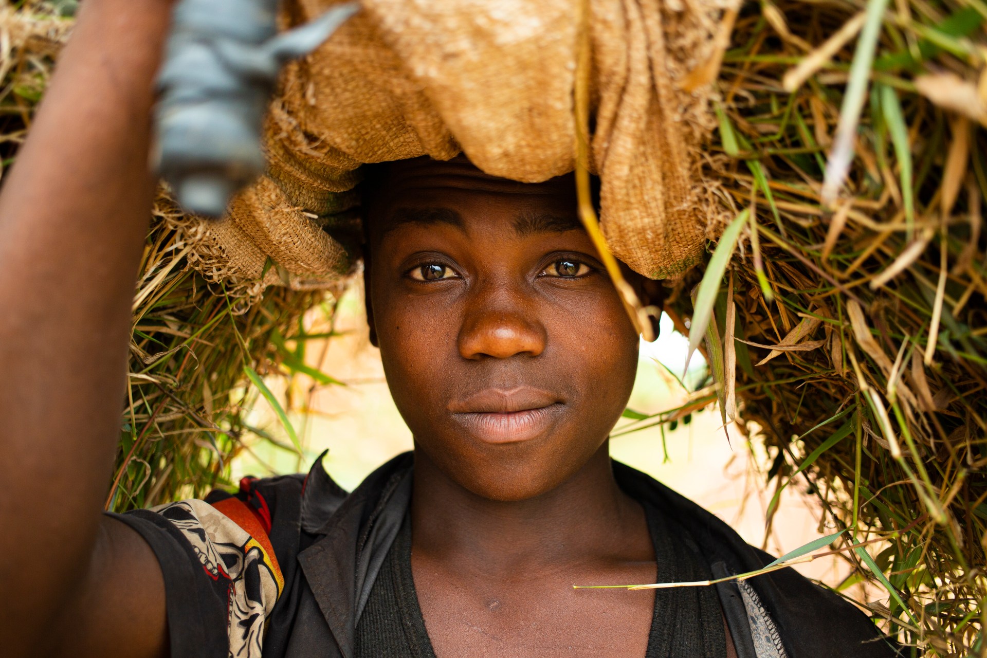 Persona sosteniendo un saco sobre su cabeza