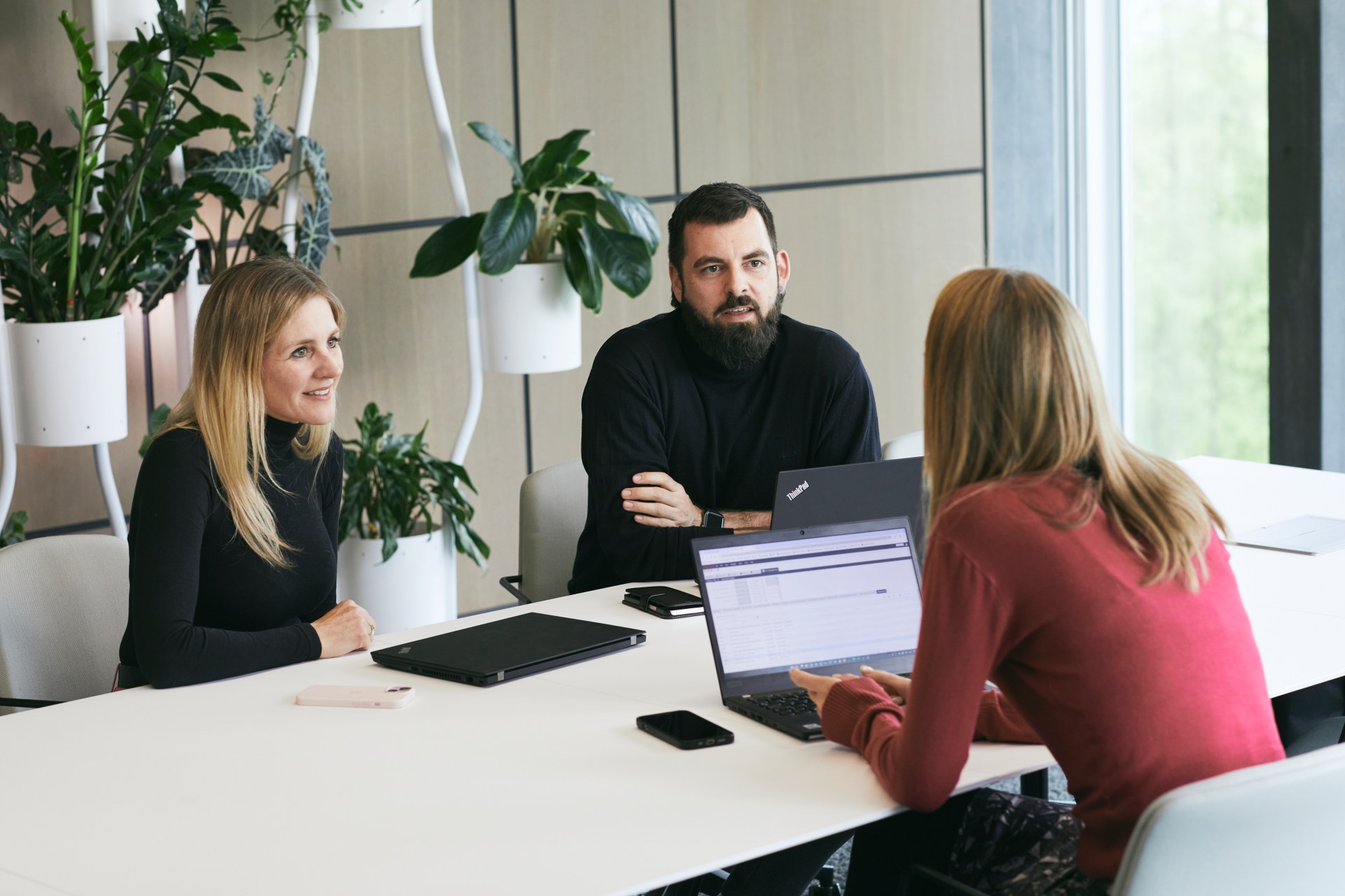 Tres doctores en una junta